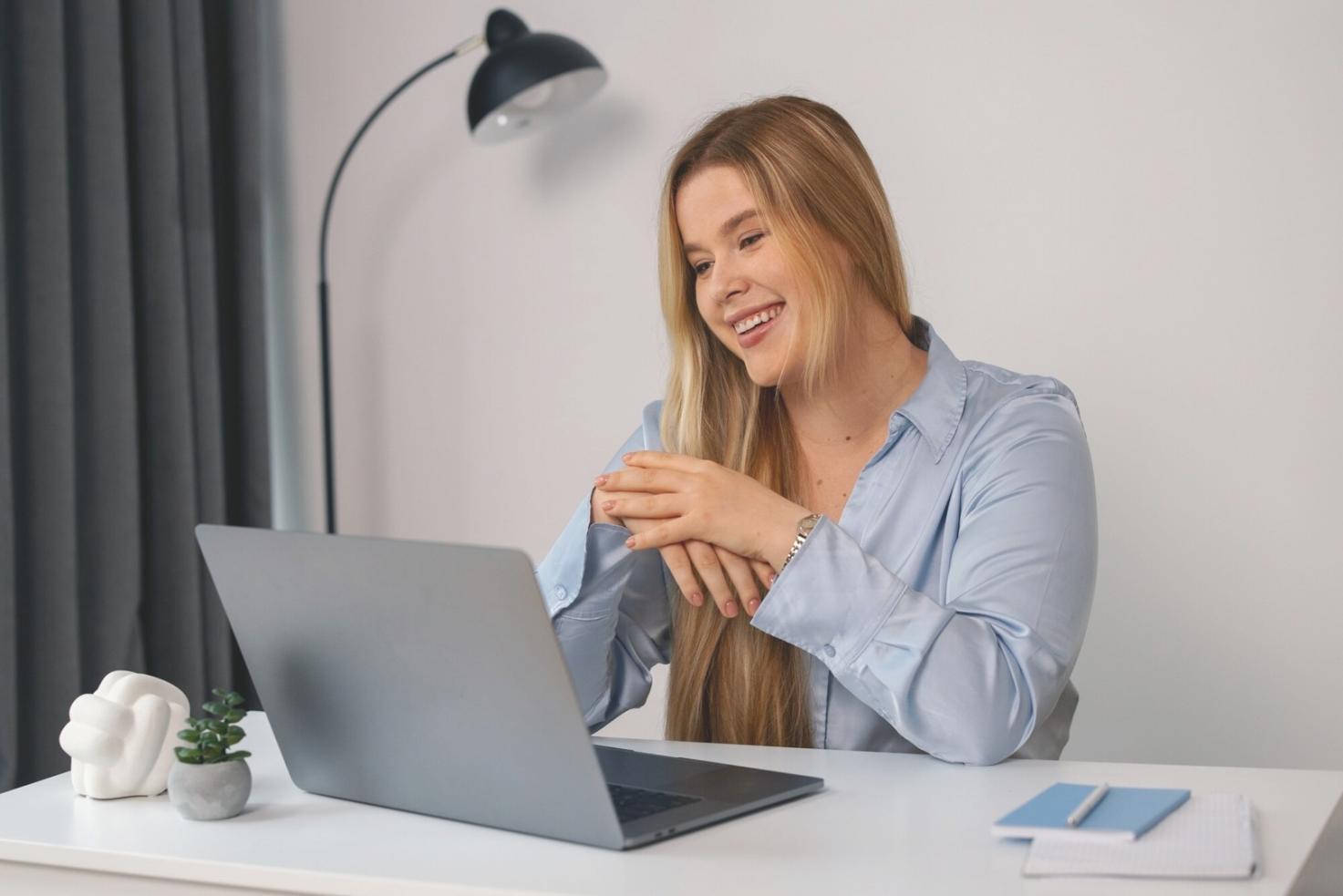 Profesionales en sesión de mentoría empresarial
